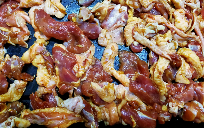 Rải thịt vào khay nướng.