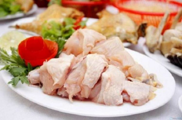 Gà sơ chế sạch và chặt thành từng miếng vừa ăn
