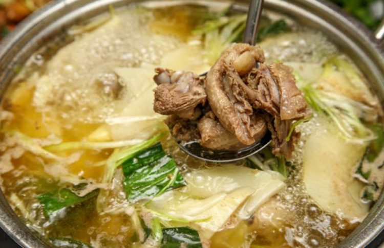 Lẩu gà chua chua cay cay ăn rất ngon miệng