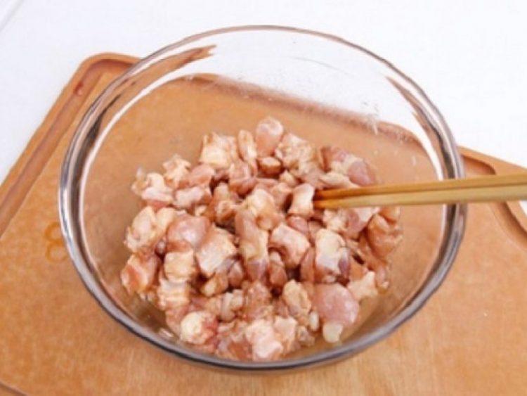 Ướp thịt gà với hỗn hợp gia vị