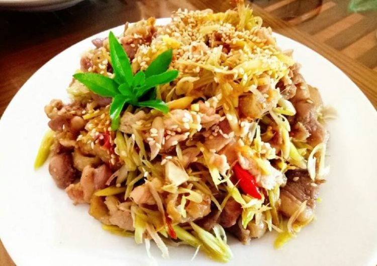 Gà tây xào lăn thơm mùi sả, đậm đà hương vị