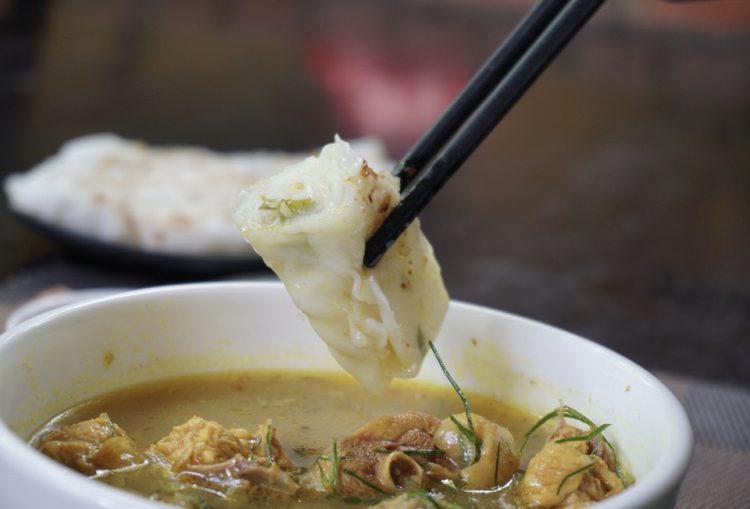 Canh gà xứ Nghệ ăn kèm bánh mướt ngon đúng điệu