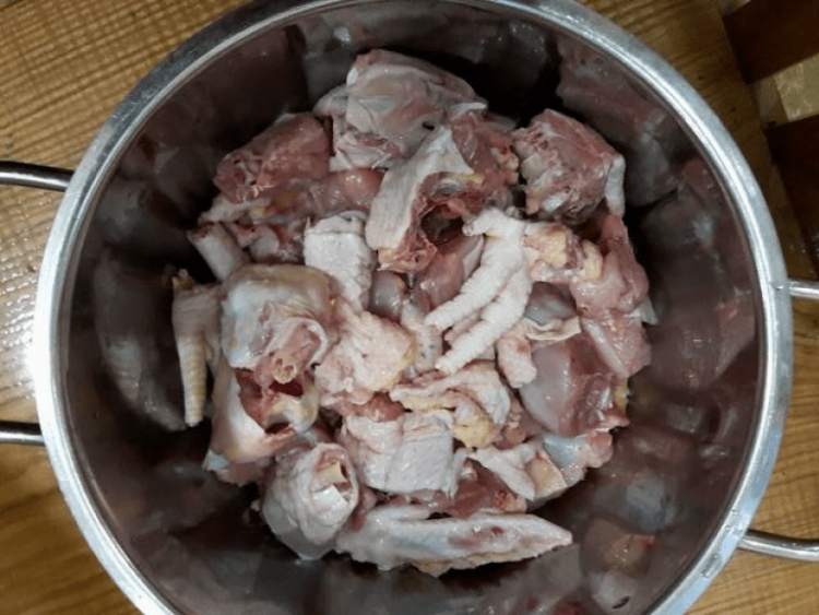Chặt thịt gà thành từng miếng vừa ăn