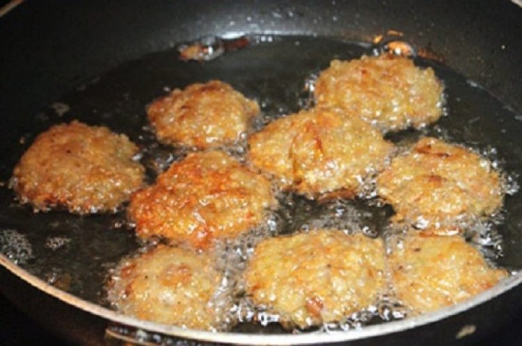 Chả gà chiên chín vàng đều hai mặt