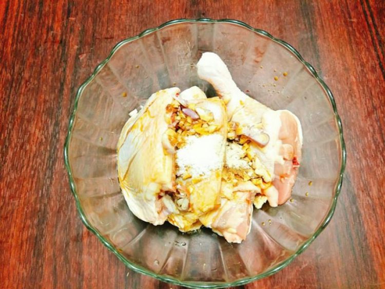 Sơ chế sạch đùi gà và ướp nó cùng hỗn hợp gia vị