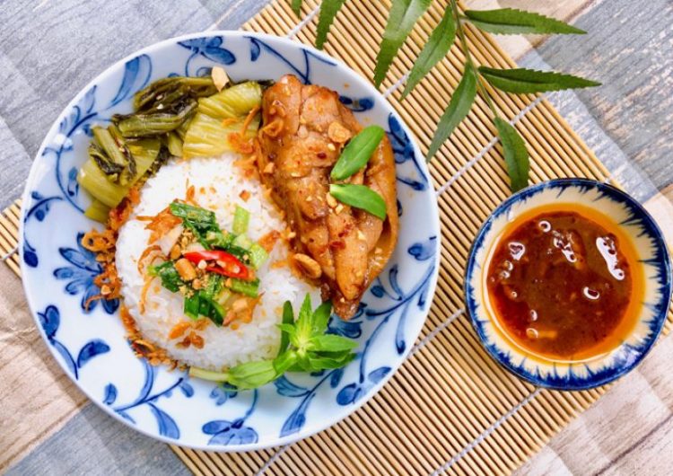 Đùi gà rô ti ăn kèm cơm và bánh mì đều rất ngon