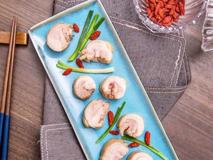 Sau 1 ngày ngâm bạn lấy thịt gà ra và cắt thành từng miếng vừa ăn