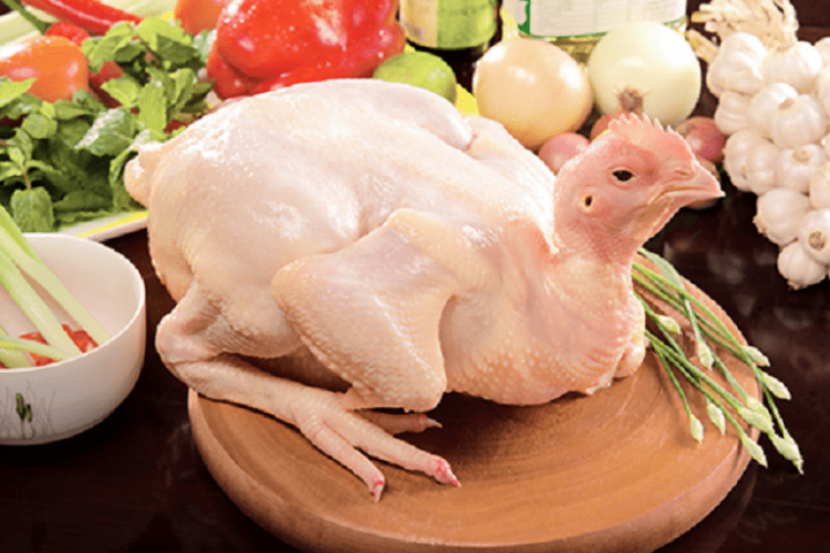 Sơ chế gà bằng cách dùng muối hoặc rượu để khử mùi và bụi bẩn