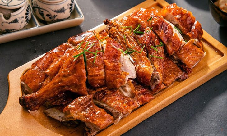 Với cách làm vịt quay này, bạn vừa giữ được phần thịt mềm ngọt mà phần da vẫn cực kì giòn ngon, đậm vị cực hấp dẫn.