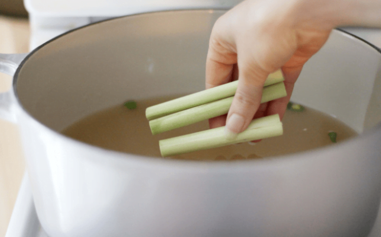 Cho các nguyên liệu vào nồi nước luộc gà